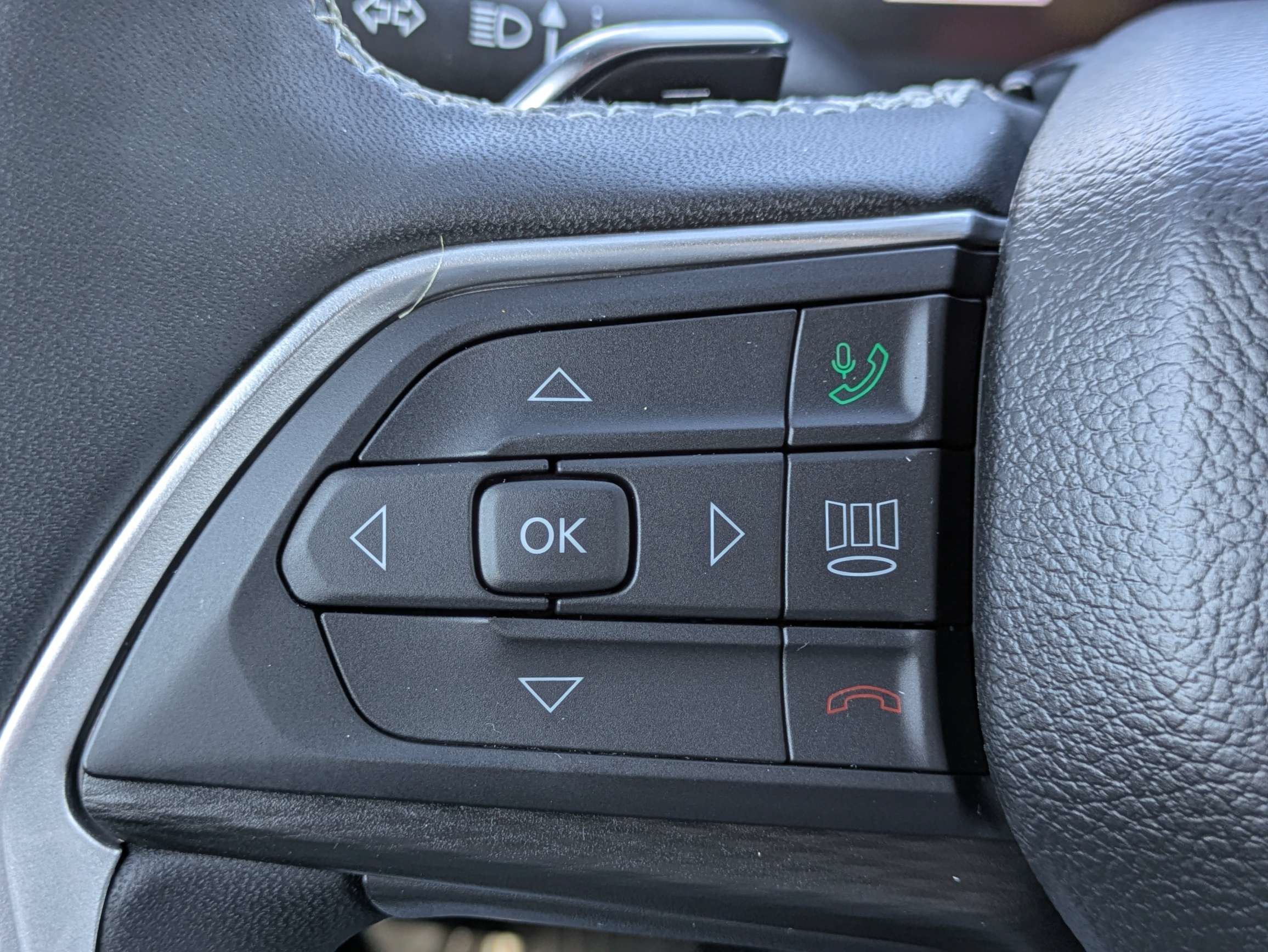 Used 2025 Silver Zynith Jeep Altitude image 30