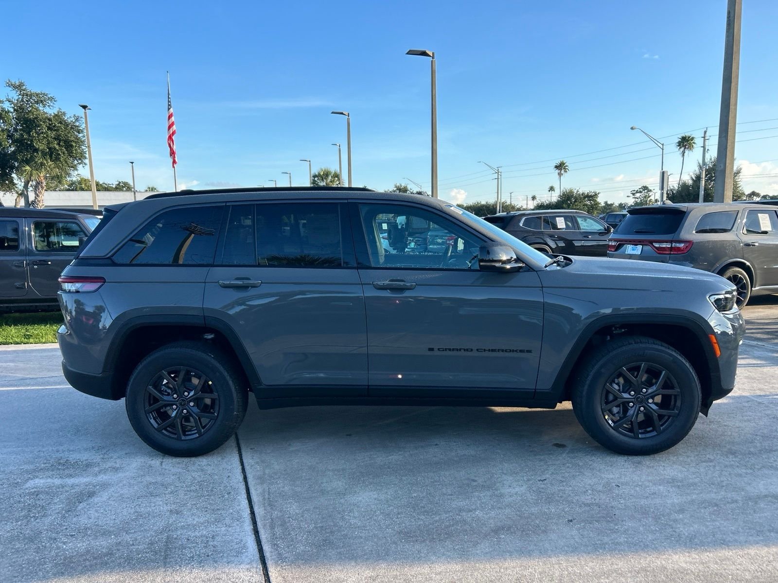 New 2027 Sting-Gray Clear-Coat Paint Jeep Laredo Altitude image 6