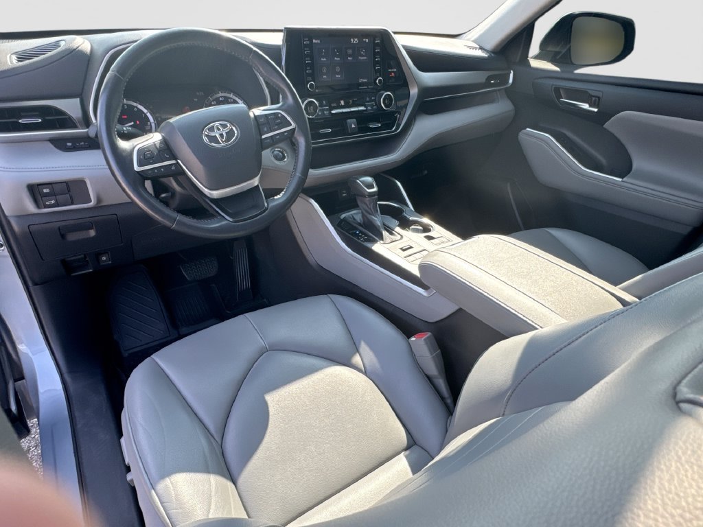 Used 2022 Moon Dust Toyota XLE image 21