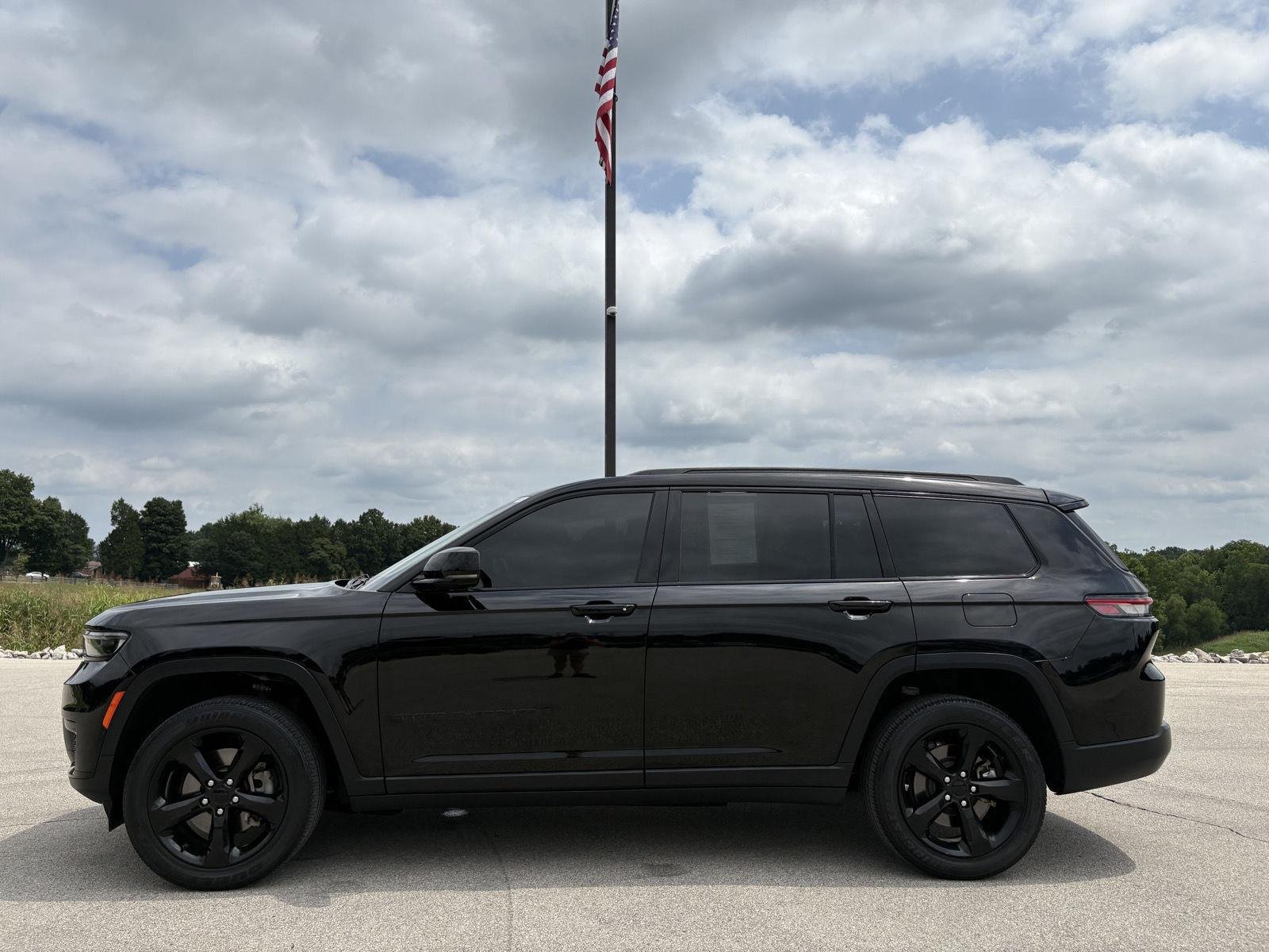 Used 2023 Diamond Black Crystal Pearlcoat Jeep Altitude image 19