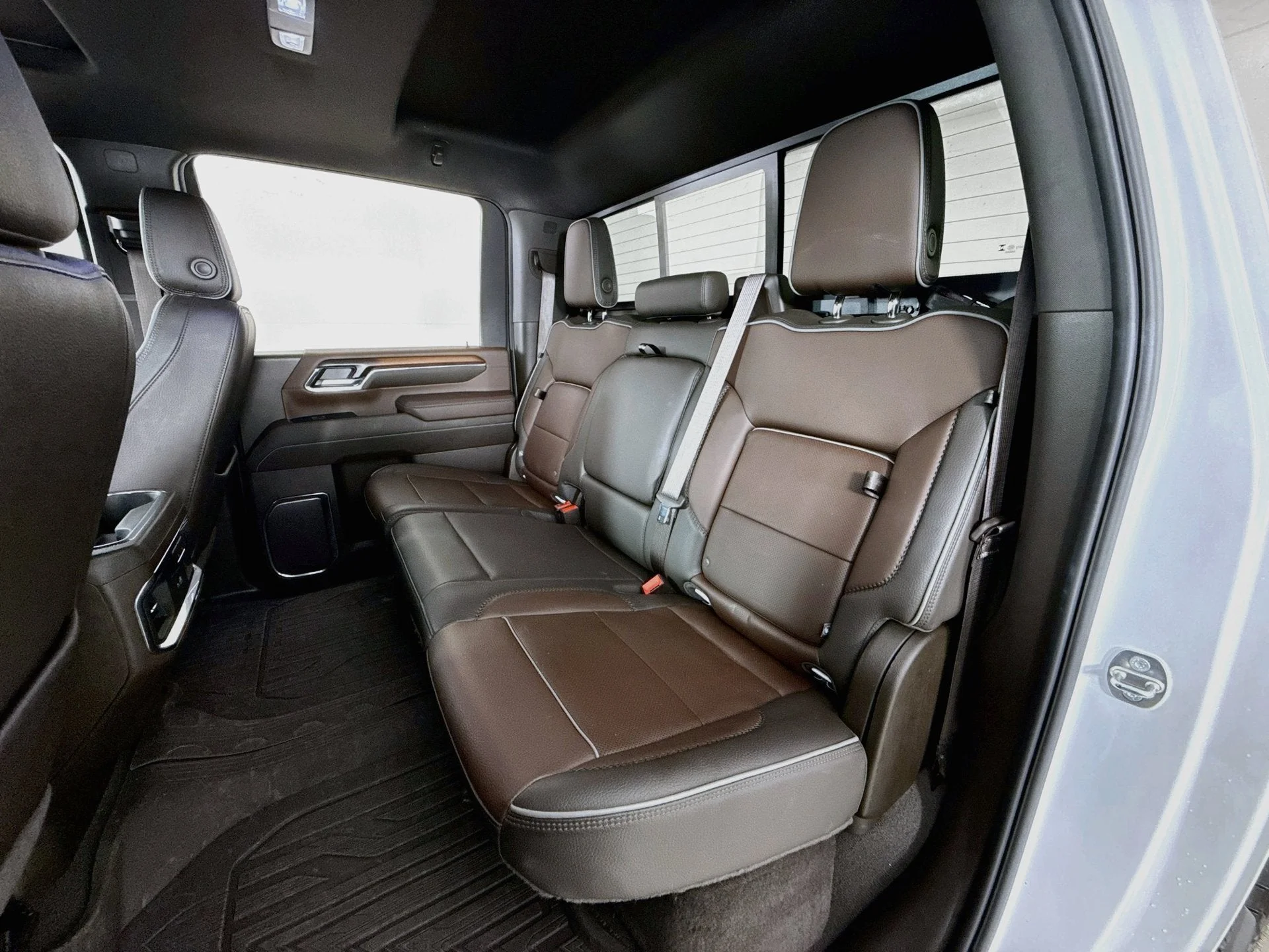 Used 2024 White Frost Tricoat GMC Denali image 19