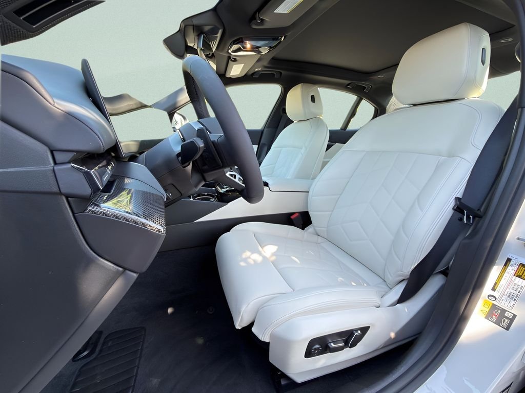 New 2027 Mineral White Metallic BMW 550e xDrive image 10