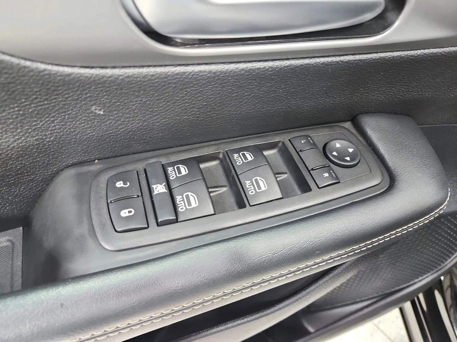Used 2025 Black Chrysler Select image 37