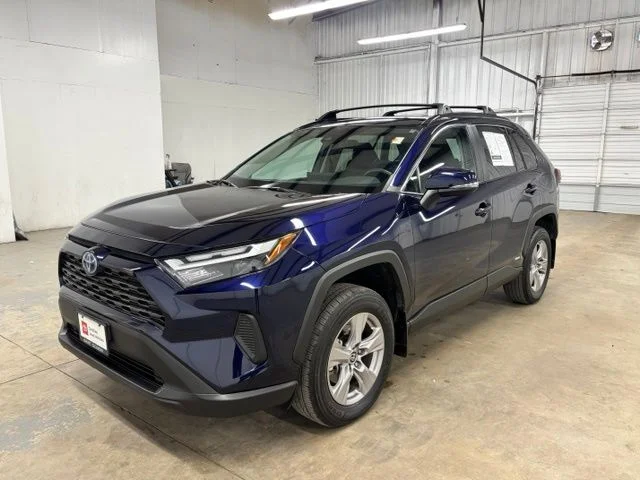 Used 2022  Toyota XLE image 3
