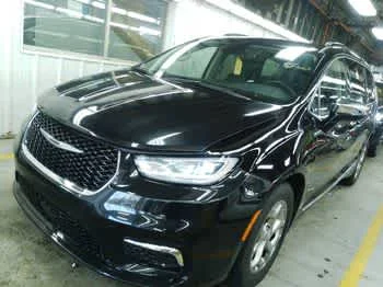 2023 Chrysler Pacifica Limited's photo