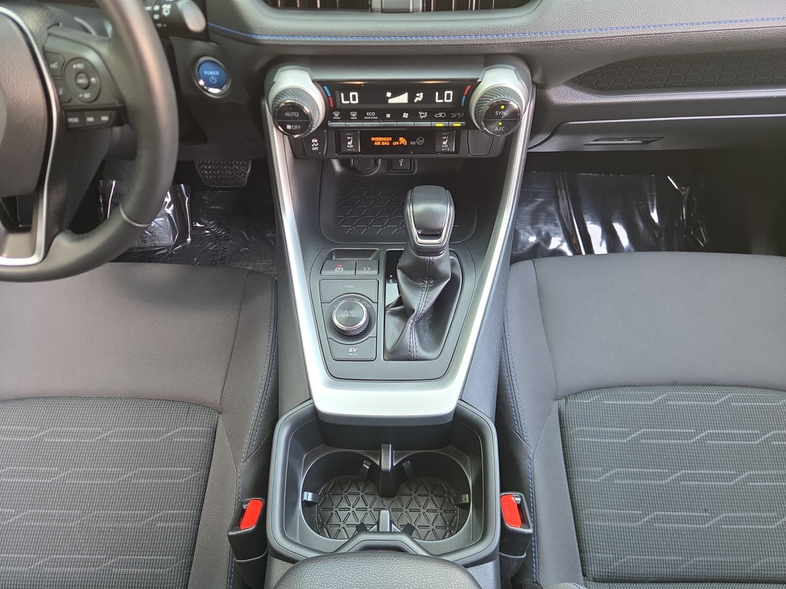 2022 Toyota RAV4 SE - Photo 11