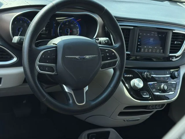 Used 2021 White Chrysler L image 17