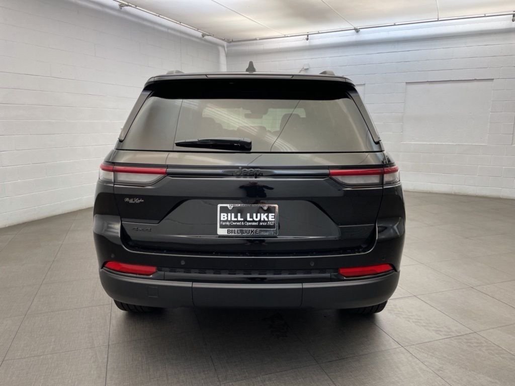 New 2025 Diamond Black Crystal Pearl-Coat Exterior Paint Jeep Limited image 4