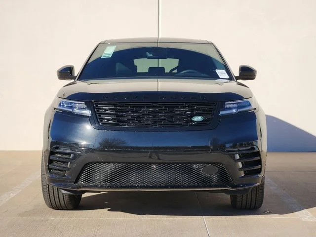 Used 2025 Black Land Rover Dynamic SE image 2