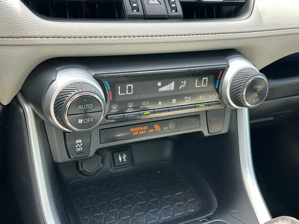Certified Used 2019 Midnight Black Metallic Toyota XLE Premium image 35