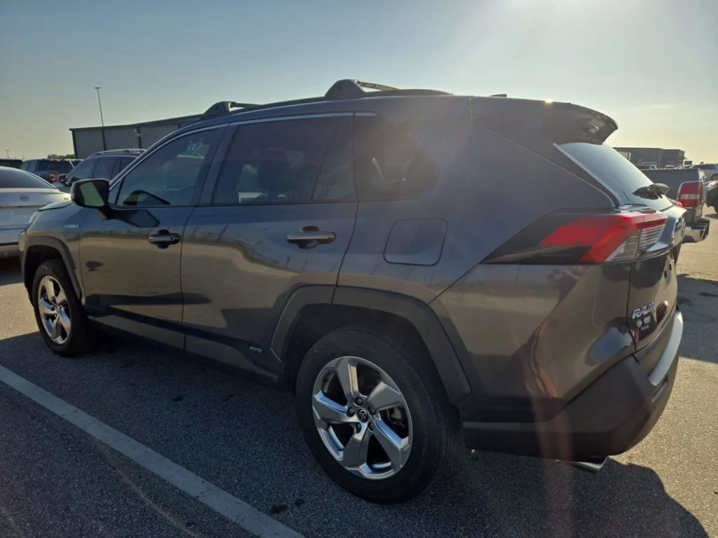 Used 2021 Gray Toyota XLE Premium image 3