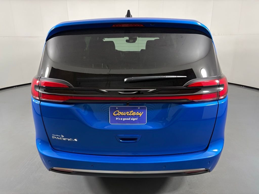 New 2027 Hydro Blue Pearl-Coat Exterior Paint Chrysler Select image 7