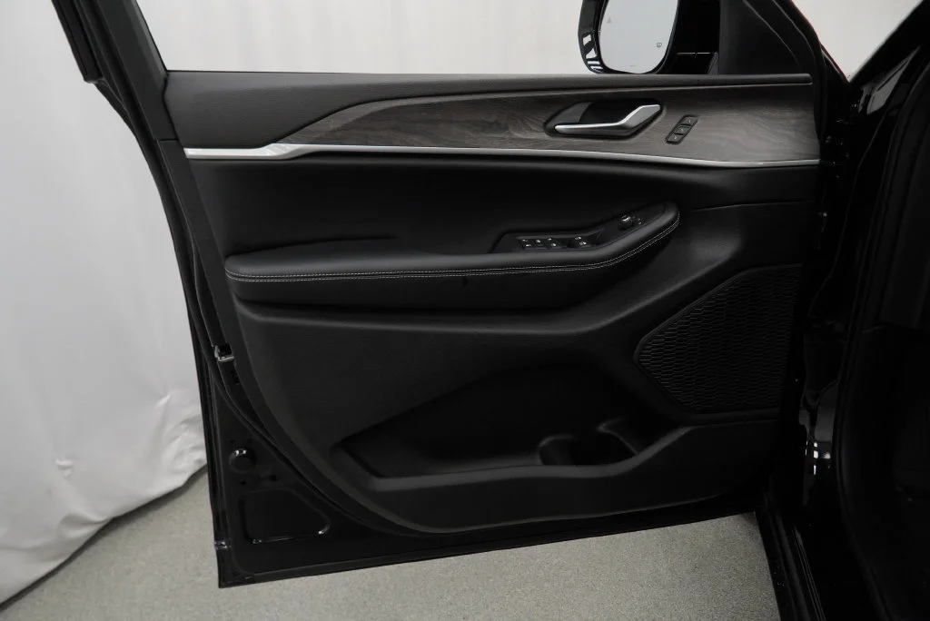 New 2027 High-Gloss Black Paint Jeep Limited image 30