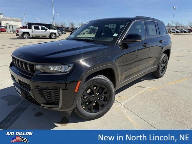 New 2026 Diamond Black Crystal Pearl-Coat Exterior Paint Jeep Laredo Altitude image 1