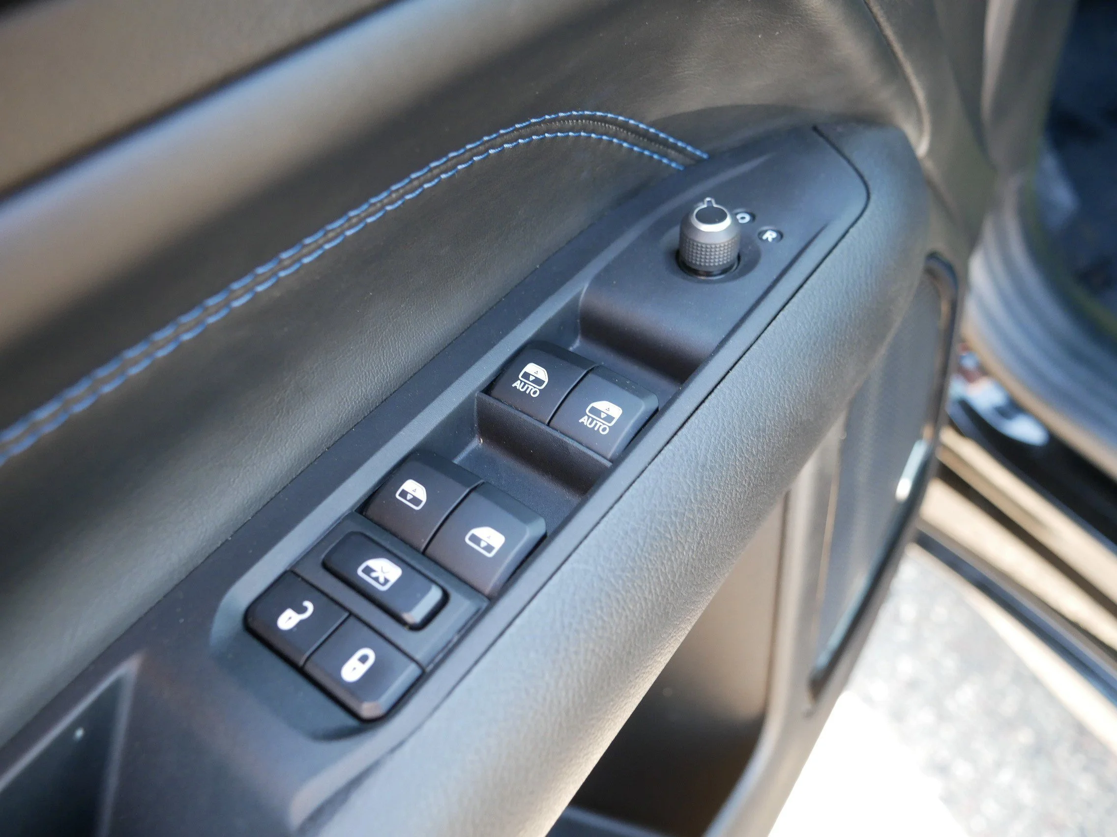Used 2025 Diamond Black Crystal Pearlcoat Jeep Limited image 19