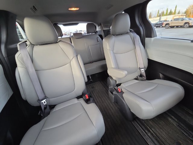 Used 2025  Toyota XLE image 22