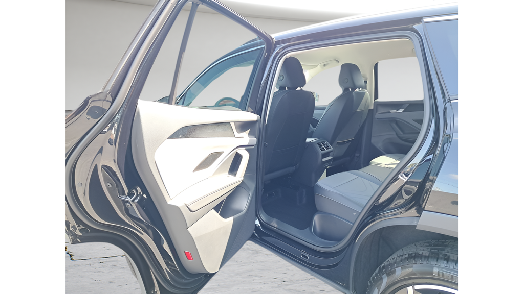2025 Volkswagen Tiguan SE - Photo 11