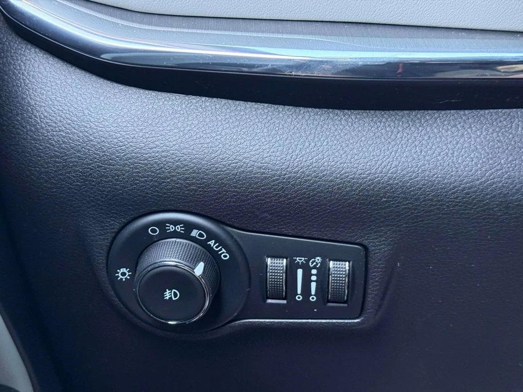 Used 2023 White Jeep Limited image 19