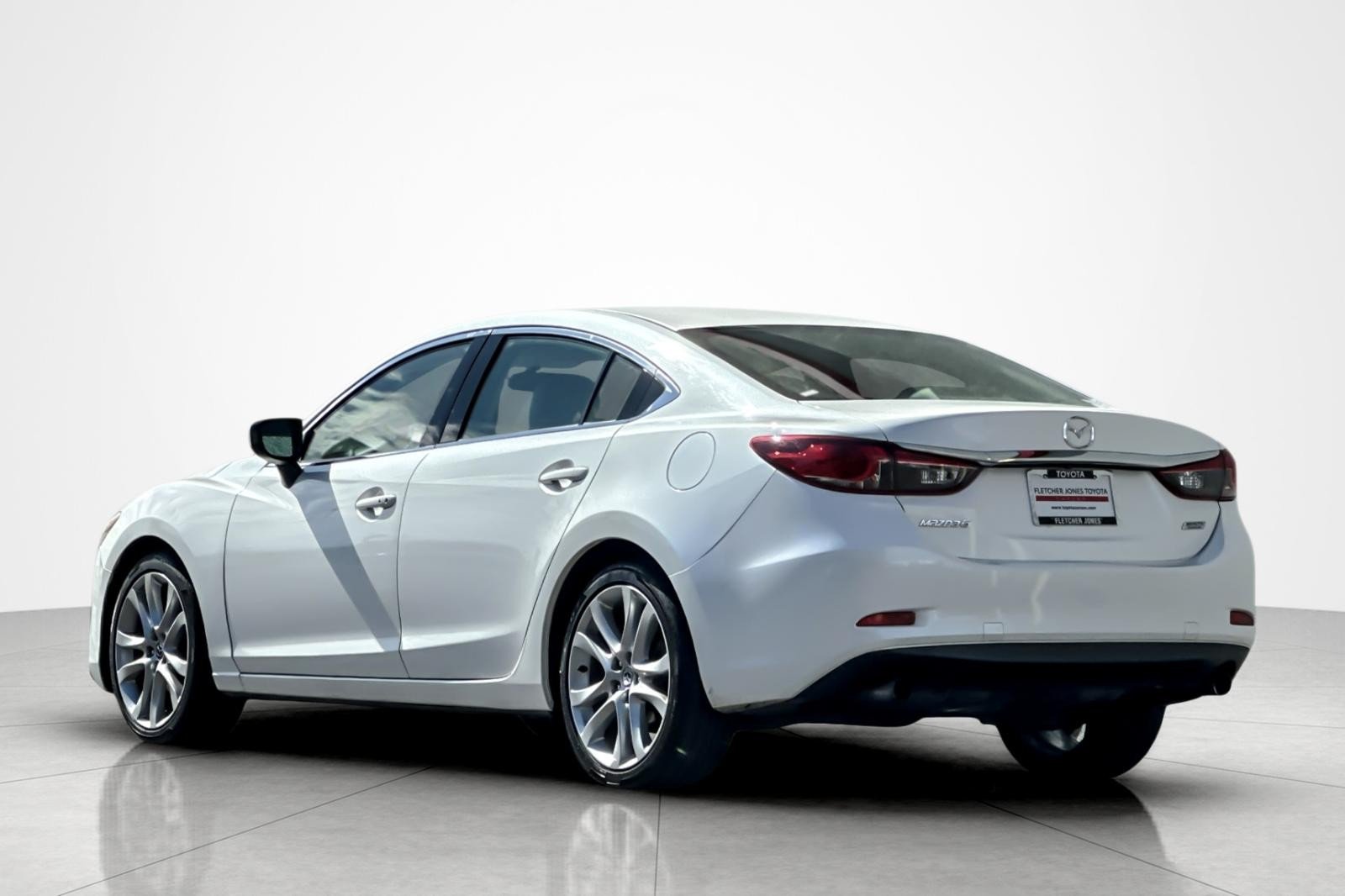 Used 2016 SNOWFLAKE WHITE PEAR Mazda i Touring image 3