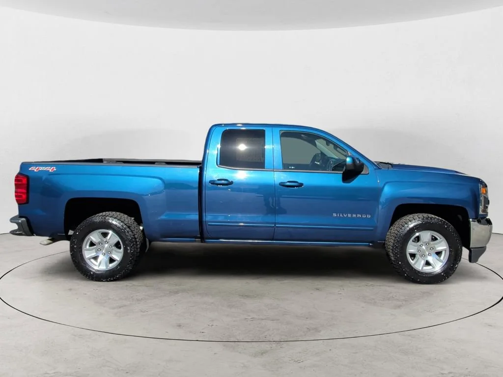 Used 2017 DEEP OCEAN BLUE METALLIC Chevrolet LT image 3