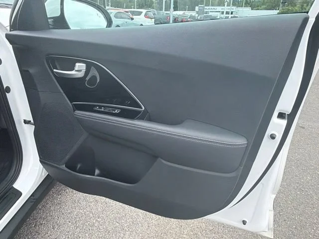 Used 2022 Snow White Pearl Kia EX image 8