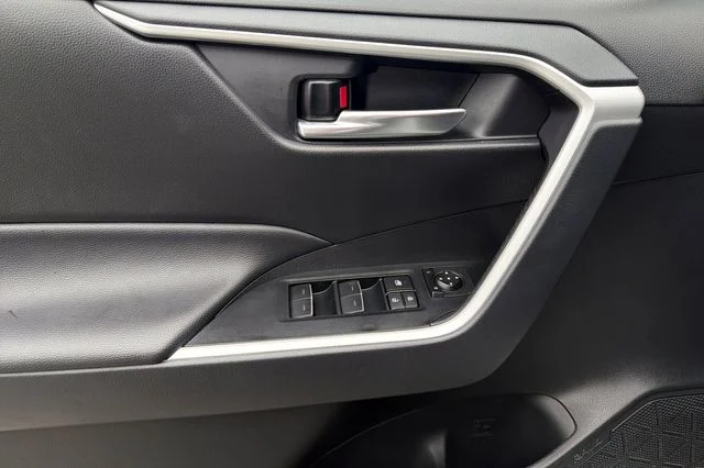 2025 Toyota RAV4 XLE - Photo 12