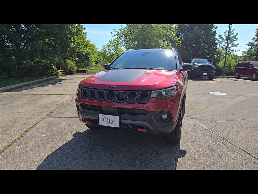 New 2026 Red Hot Pearl-Coat Exterior Paint Jeep Trailhawk image 3