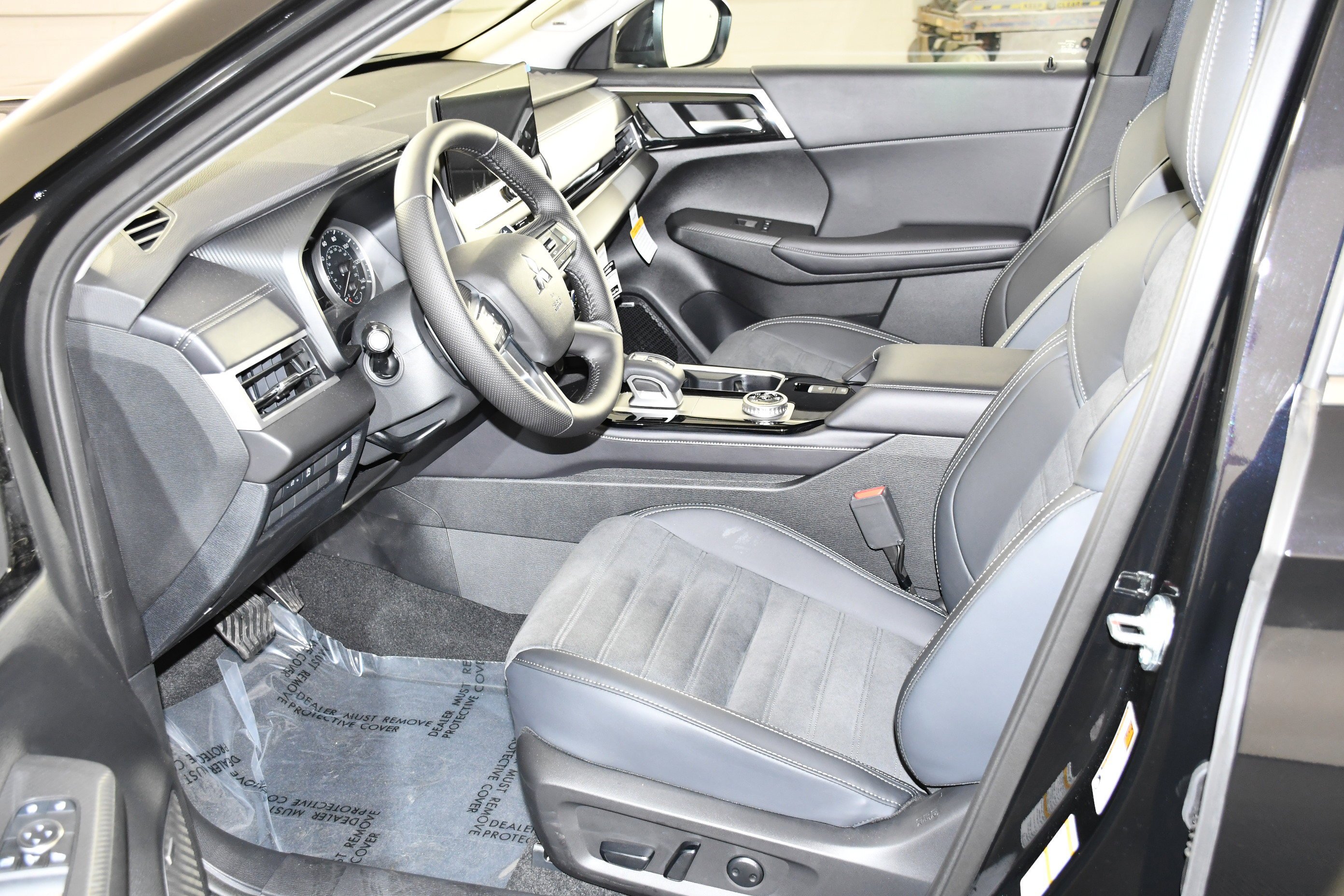 New 2026 Labrador Black Pearl Mitsubishi SE image 2