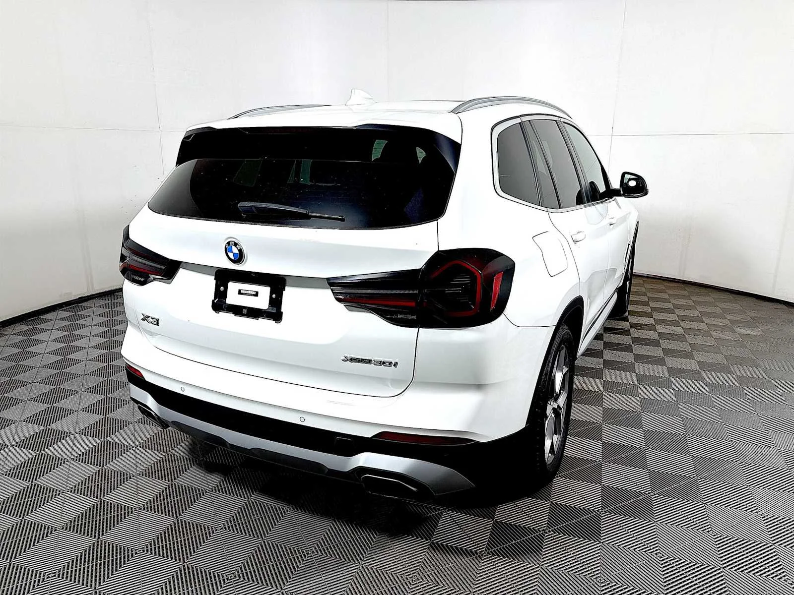 Used 2023 Alpine White BMW xDrive30i image 6
