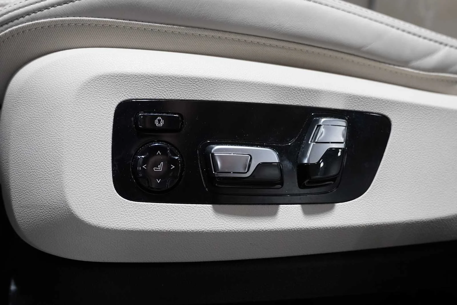 Certified Used 2025 Black Sapphire Metallic BMW xDrive40i image 13