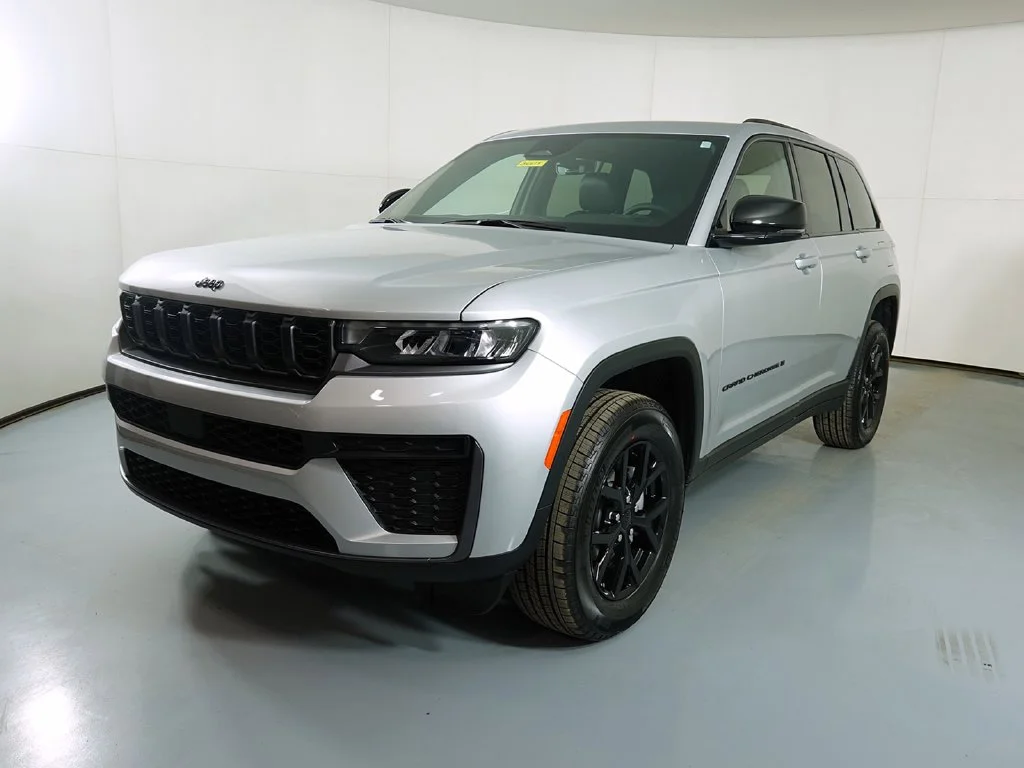 Used 2026 Silver Jeep Altitude image 4