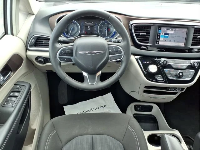 Used 2023  Chrysler LX image 4