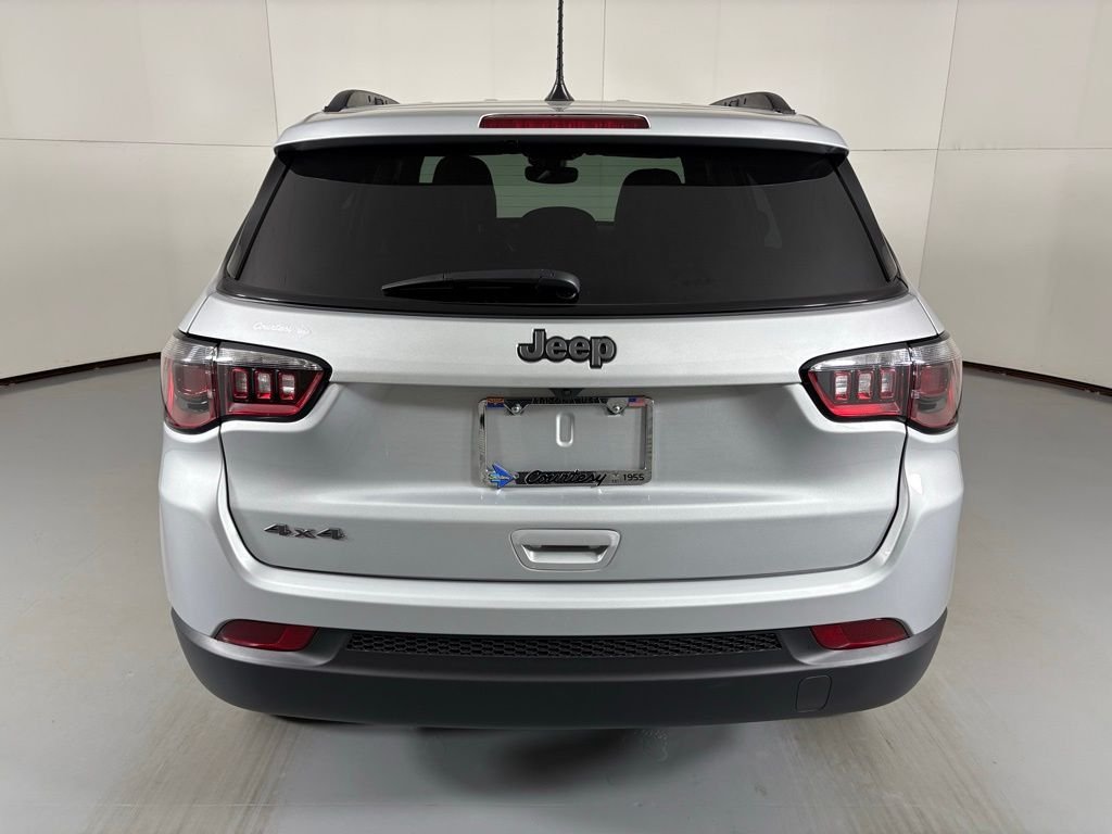 New 2026 Silver Zynith Metallic Clearcoat Jeep Latitude image 7