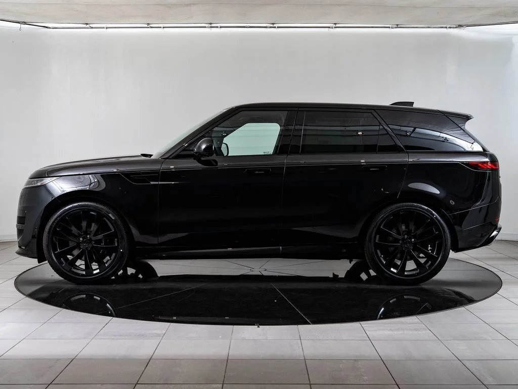 New 2026 Santorini Black Metallic Land Rover Dynamic SE image 5