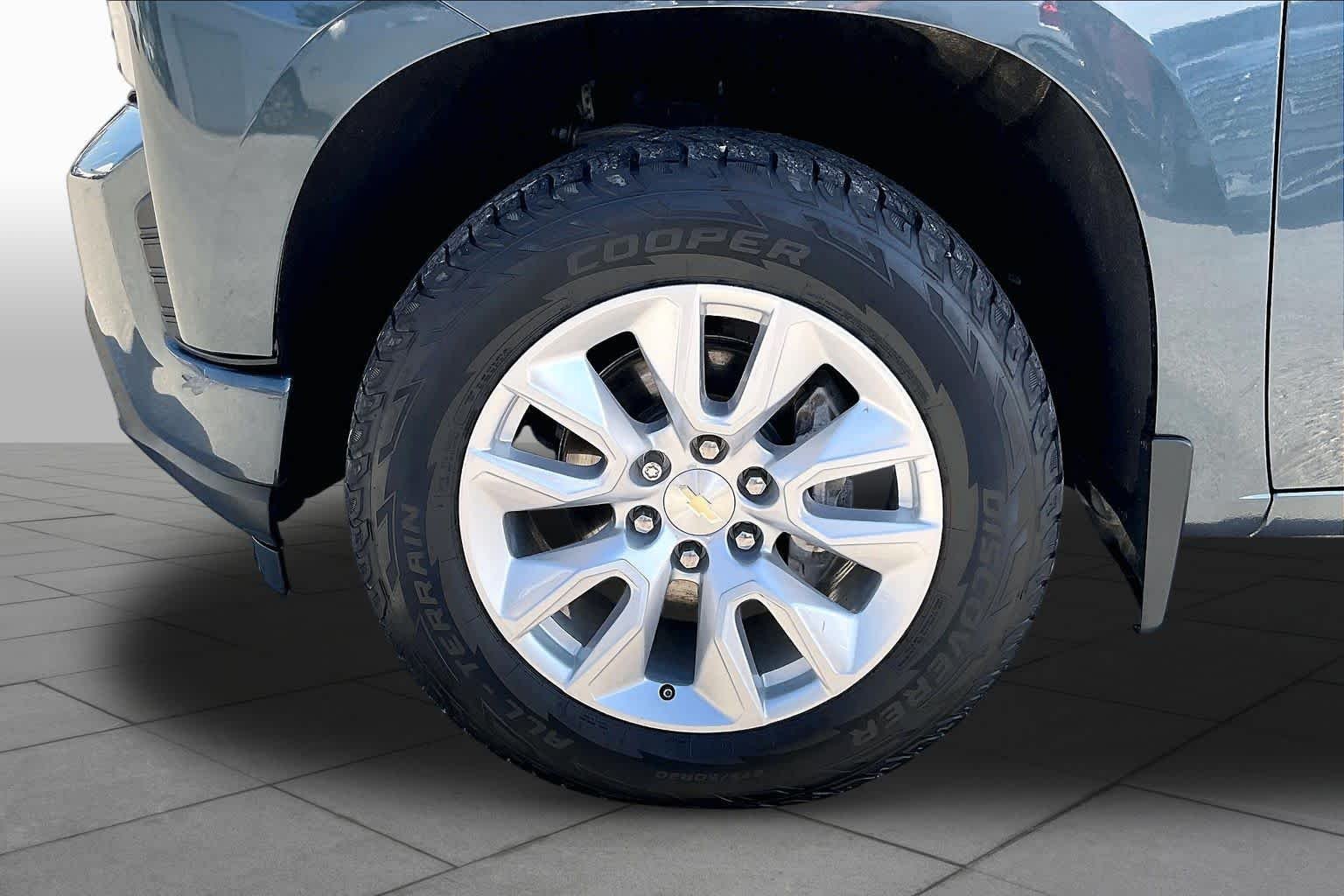 Used 2021 SHADOW GRAY METALLIC Chevrolet Custom image 10