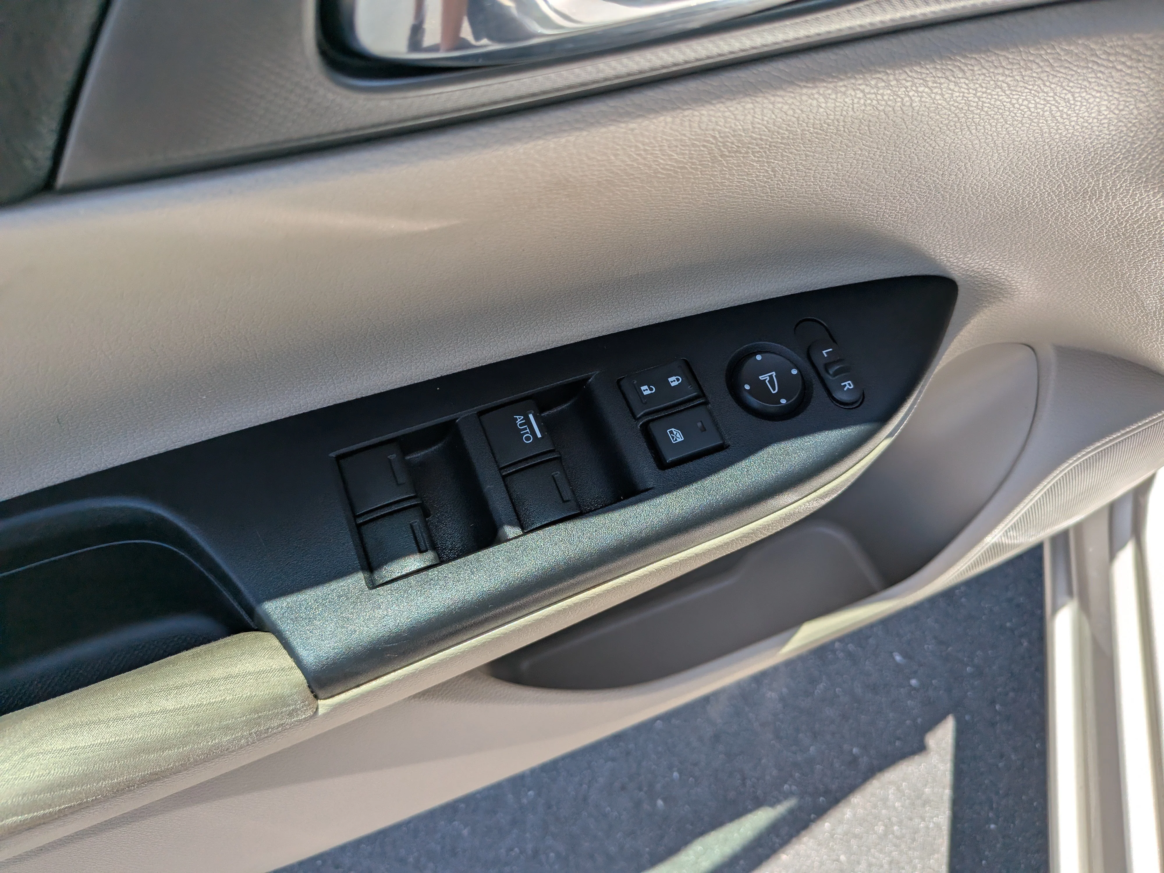 Used 2015 Champagne Frost Pearl Honda LX image 21