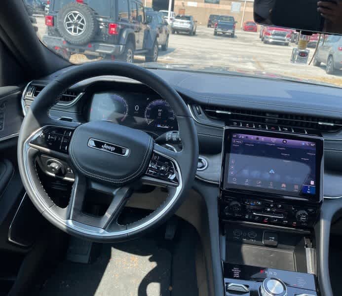 Used 2025 Diamond Black Crystal Pearlcoat Jeep Overland image 4