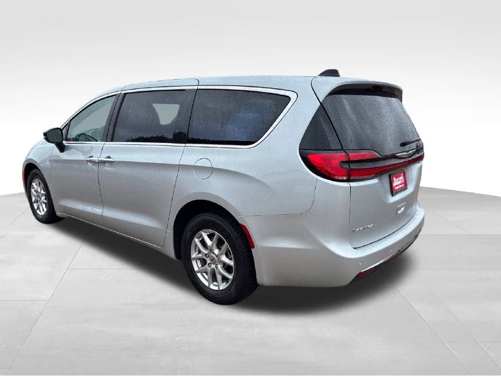 Used 2024 Silver Chrysler Touring L image 3
