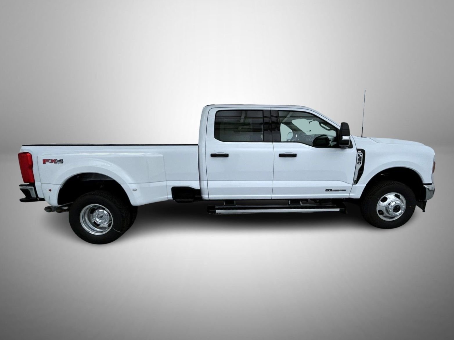 New 2026 Oxford White Ford XLT image 4