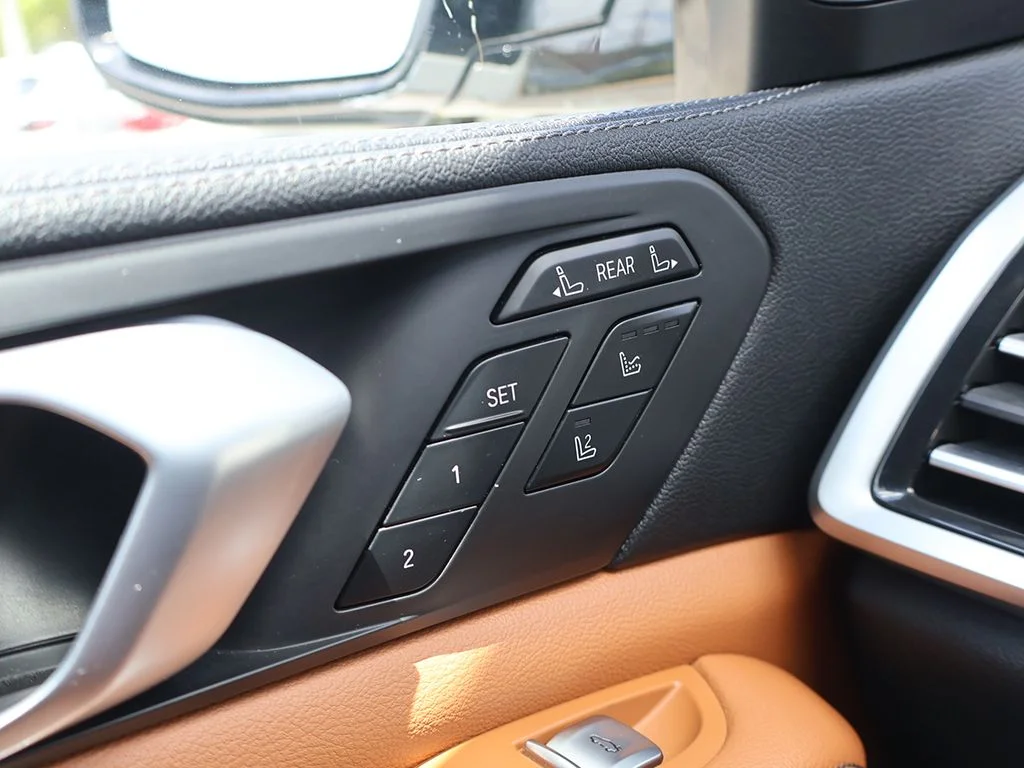 Used 2021 White BMW M50i image 44