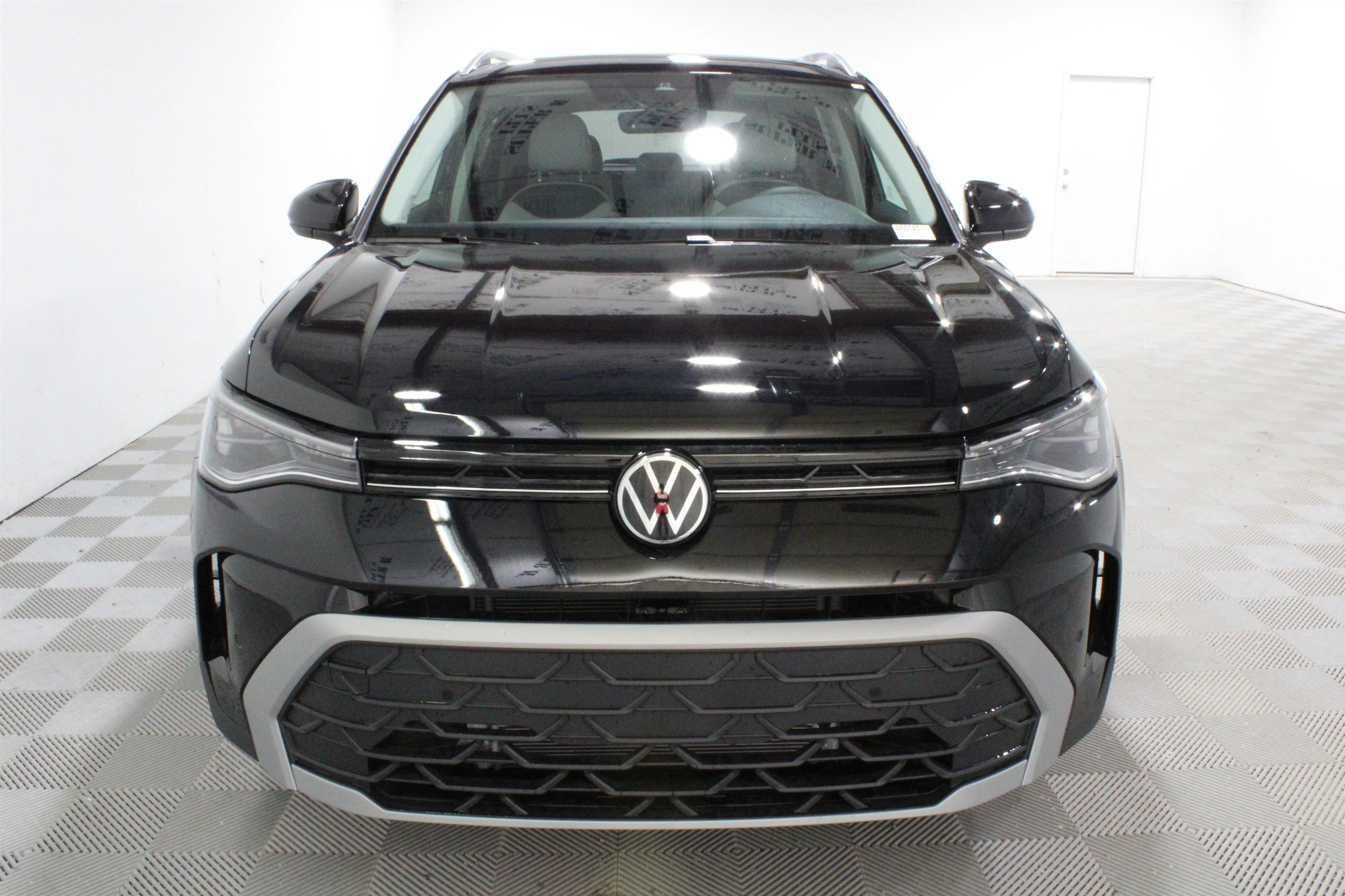New 2026 Deep Black Pearl Volkswagen SE image 32