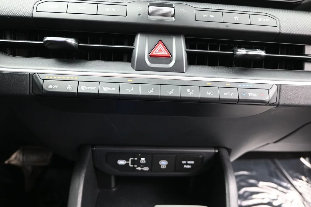 Used 2025 White Kia LXS image 22