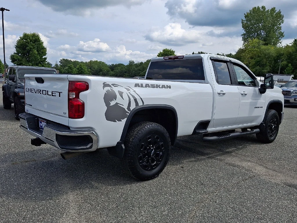 Used 2024 Summit White Chevrolet LT image 12