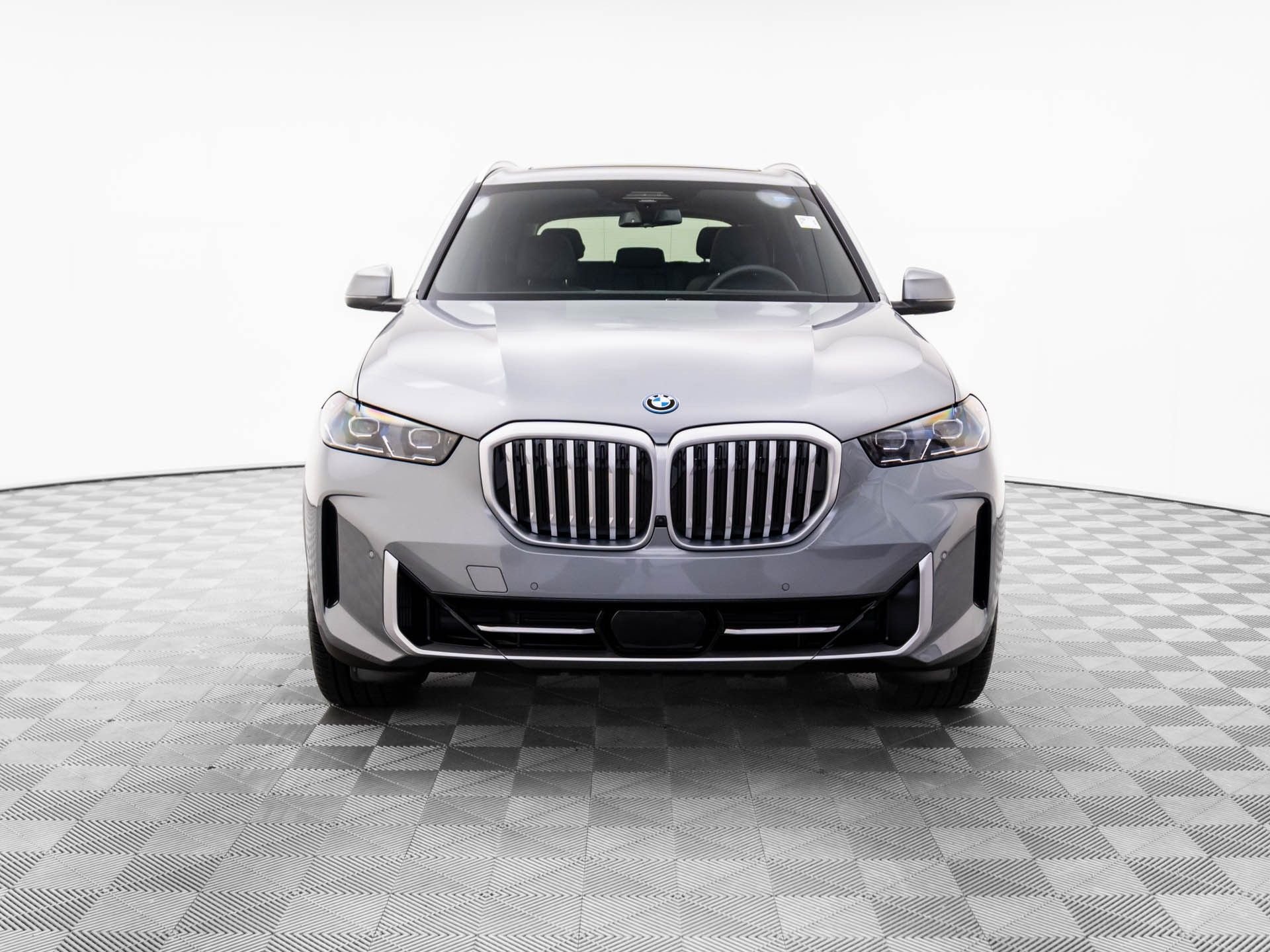 New 2026 Skyscraper Grey Metallic BMW xDrive50e image 9