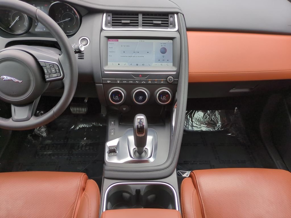 Used 2020  Jaguar SE image 16