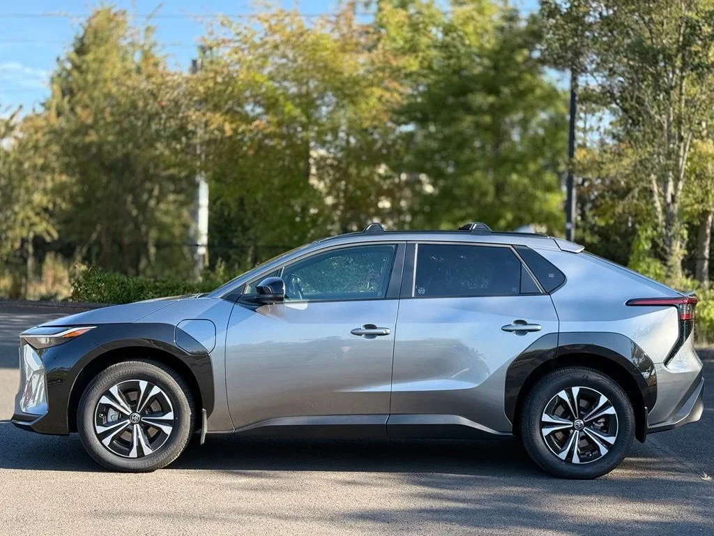Used 2025  Toyota XLE image 2