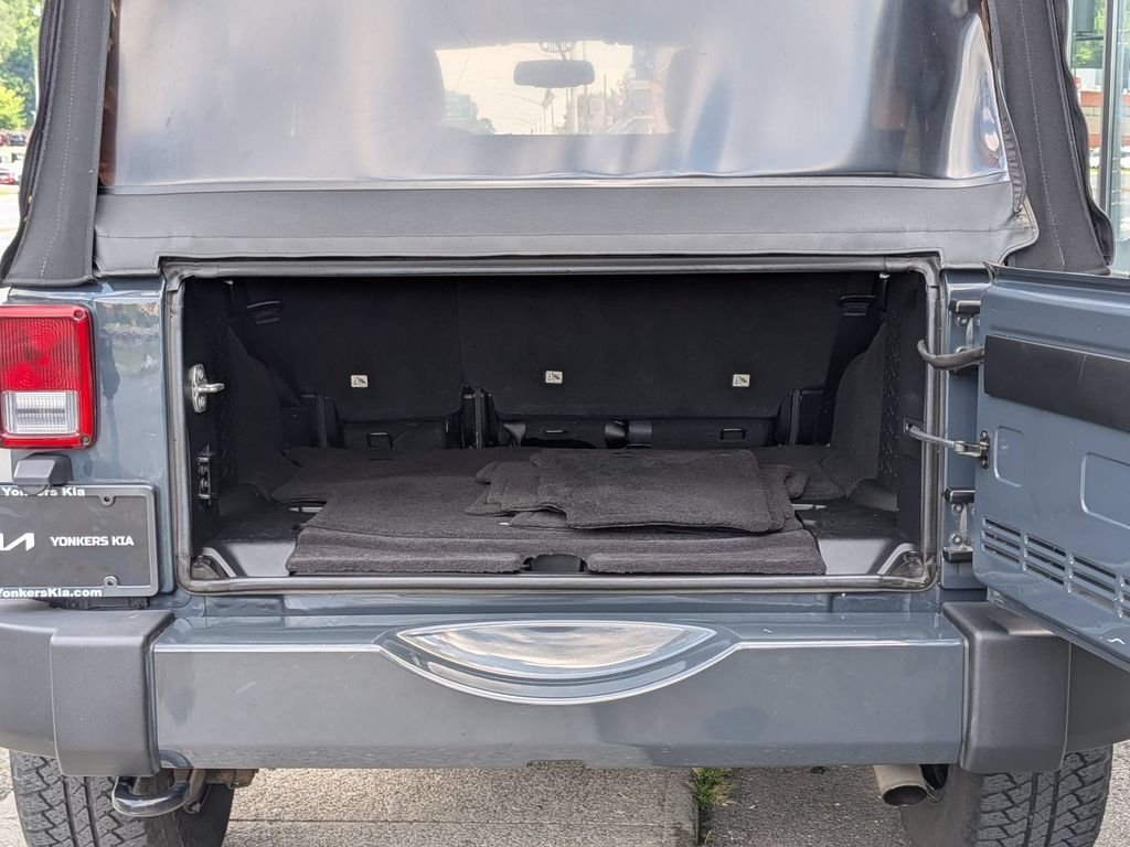 Used 2016 Black Jeep Unlimited Sahara image 8