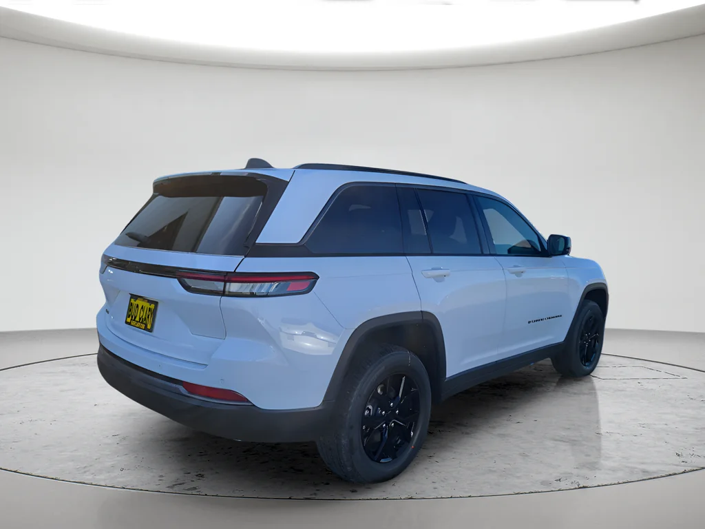 New 2026 White/off-white Jeep Laredo Altitude image 5