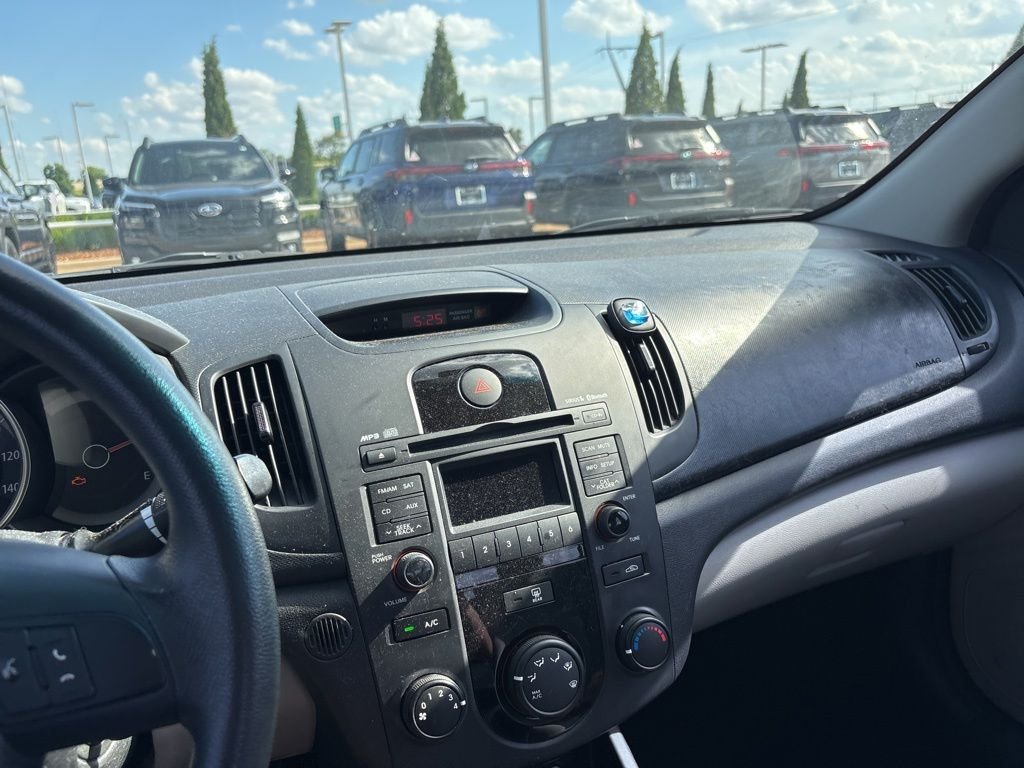 Used 2010 White Kia LX image 3