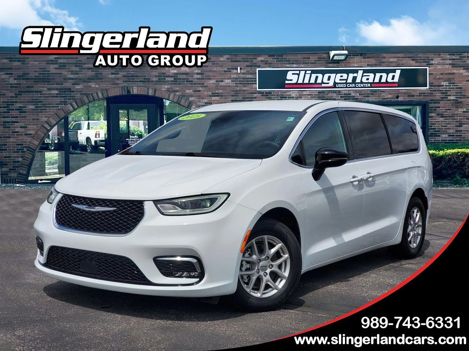 2025 Chrysler Pacifica Select's photo